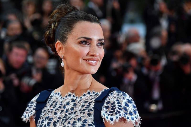 La actriz española lució impresionante en la alfombra roja de Cannes acompañada de sus compañeros de 'Dolor y Gloria'.