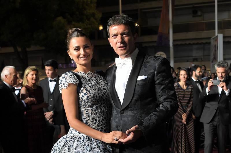 La actriz española lució impresionante en la alfombra roja de Cannes acompañada de sus compañeros de 'Dolor y Gloria'.