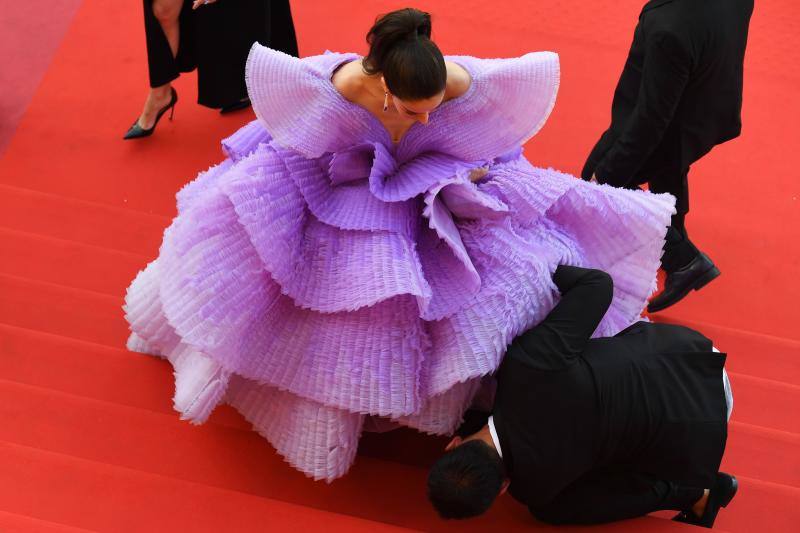 La actriz española lució impresionante en la alfombra roja de Cannes acompañada de sus compañeros de 'Dolor y Gloria'.