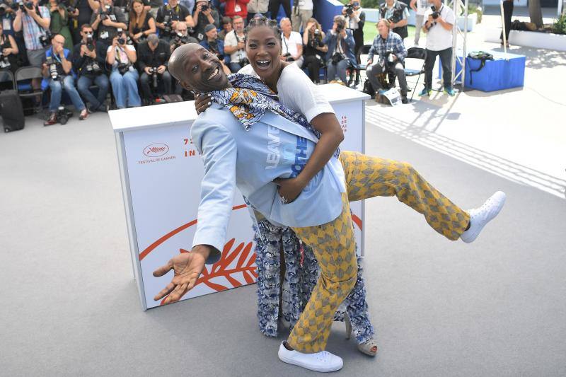 La actriz española lució impresionante en la alfombra roja de Cannes acompañada de sus compañeros de 'Dolor y Gloria'.