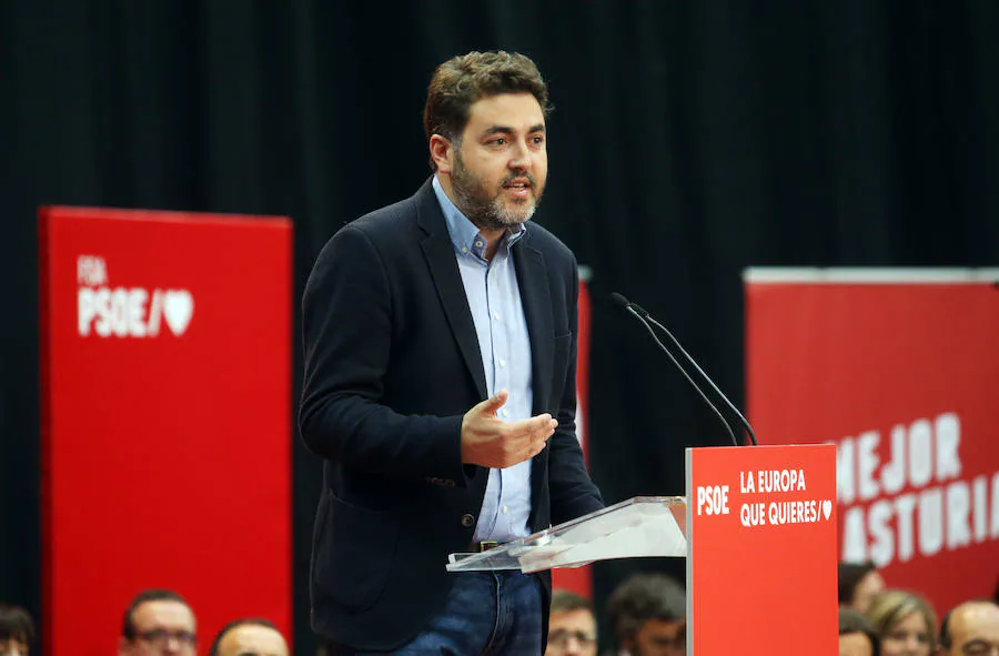 El candidato socialista al Parlamento Europeo ha ofrecido un mitin en el polideportivo de Pumarín, en Oviedo, donde ha insistido en l aimportancia de votar en las elecciones del 26 de mayo.