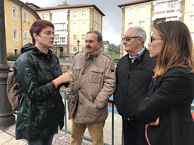 Carmen Pérez Soberón conversa con varios vecinos en el barrio de El Nodo. 