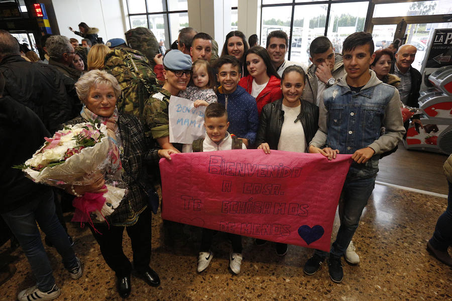 Un centenar de personas recibe en el aeropuerto de Asturias entre aplausos a los 58 militares del Regimiento de Infantería Príncipe llegados de su misión en el Líbano