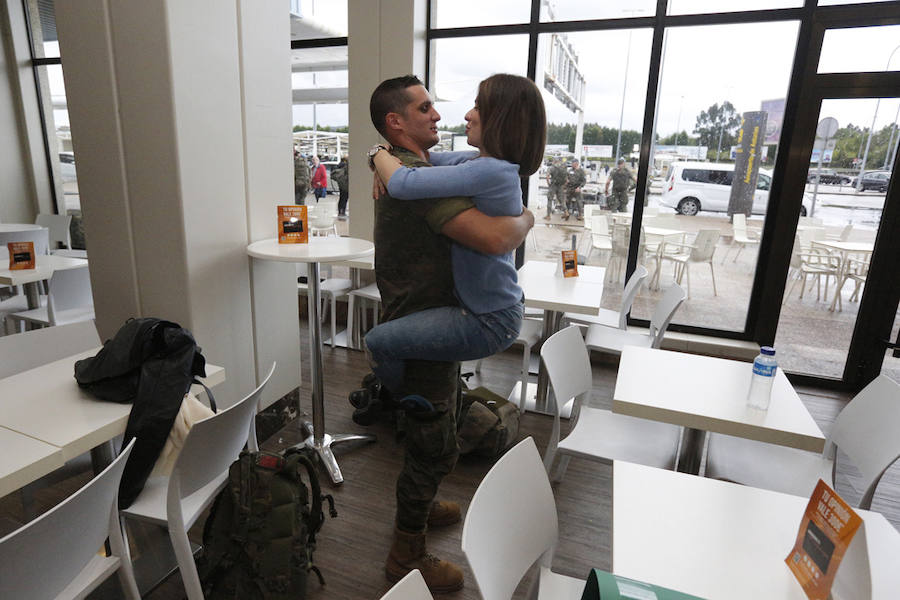 Un centenar de personas recibe en el aeropuerto de Asturias entre aplausos a los 58 militares del Regimiento de Infantería Príncipe llegados de su misión en el Líbano