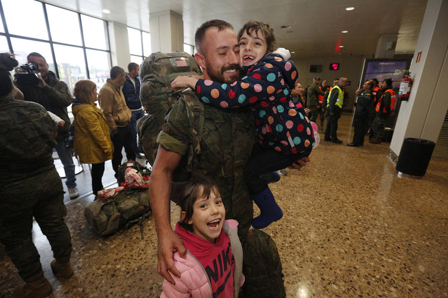 Un centenar de personas recibe en el aeropuerto de Asturias entre aplausos a los 58 militares del Regimiento de Infantería Príncipe llegados de su misión en el Líbano