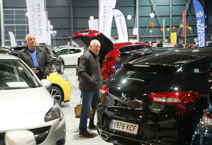 Los gijoneses acuden a la feria de vehículos de ocasión para aprovechar toda la oferta disponible.