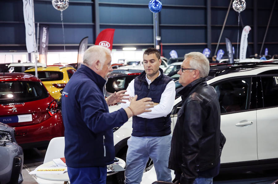 Los gijoneses acuden a la feria de vehículos de ocasión para aprovechar toda la oferta disponible.