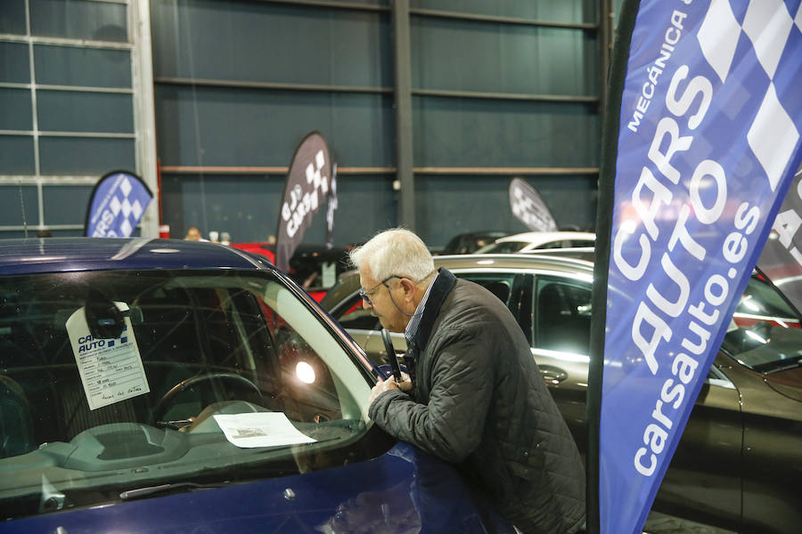 Los gijoneses acuden a la feria de vehículos de ocasión para aprovechar toda la oferta disponible.