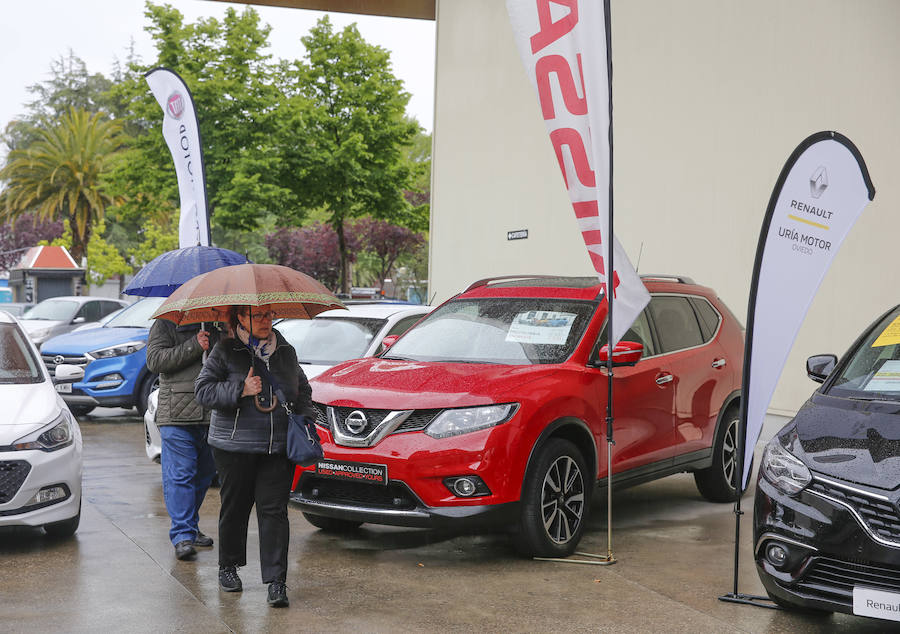 Los gijoneses acuden a la feria de vehículos de ocasión para aprovechar toda la oferta disponible.