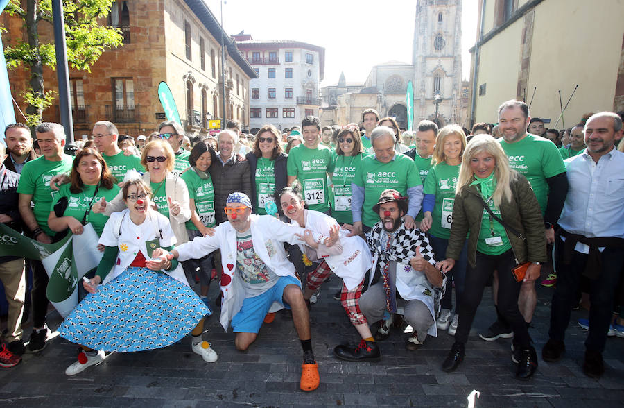 Una vez más el deporte y la solidaridad de gente procedente de toda Asturias, se dieron la mano para correr la marcha solidaria 'AECC en marcha. Asturias contra el cáncer', organizada por la Junta Provincial de la Asociación Española Contra el Cáncer (AECC) que cumple este año su cuarta edición. Se trata de una de las citas anuales más importantes para la asociación que en esta ocasión contó con un padrino de lujo: el ciclista asturiano Chechu Rubiera, quién también participó en el evento deportivo, además de otras personalidades.