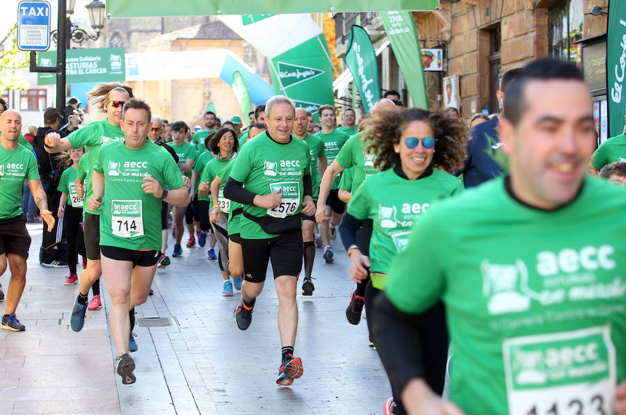 Una vez más el deporte y la solidaridad de gente procedente de toda Asturias, se dieron la mano para correr la marcha solidaria 'AECC en marcha. Asturias contra el cáncer', organizada por la Junta Provincial de la Asociación Española Contra el Cáncer (AECC) que cumple este año su cuarta edición. Se trata de una de las citas anuales más importantes para la asociación que en esta ocasión contó con un padrino de lujo: el ciclista asturiano Chechu Rubiera, quién también participó en el evento deportivo, además de otras personalidades.