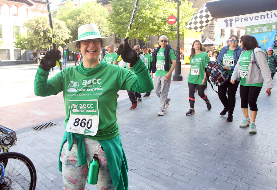 Una vez más el deporte y la solidaridad de gente procedente de toda Asturias, se dieron la mano para correr la marcha solidaria 'AECC en marcha. Asturias contra el cáncer', organizada por la Junta Provincial de la Asociación Española Contra el Cáncer (AECC) que cumple este año su cuarta edición. Se trata de una de las citas anuales más importantes para la asociación que en esta ocasión contó con un padrino de lujo: el ciclista asturiano Chechu Rubiera, quién también participó en el evento deportivo, además de otras personalidades.