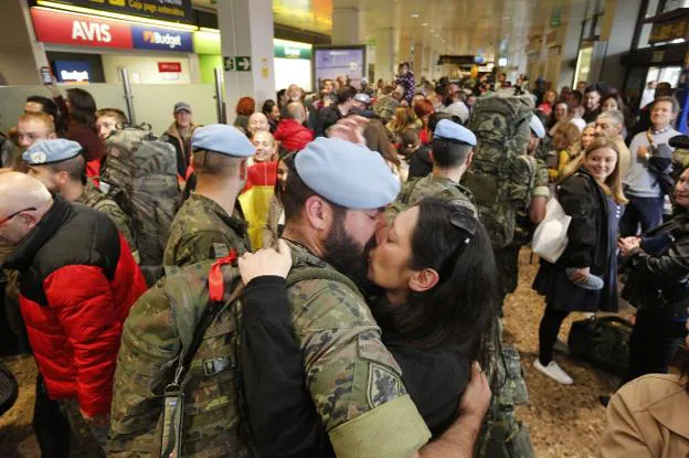 Una pareja se besa tras reencontrarse seis meses después de la marcha del militar a la misión en el Líbano. 