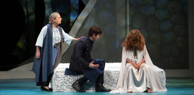 Ina Saínz, es Enone; Michel Tejerina en el papel de Acamante y Lolita Flores como Fedra, en el escenario del Teatro Campoamor. 