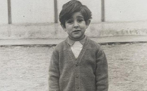 Infancia. En el patio del colegio Miguel de Cervantes, donde estudió y su padre ejerció como director.