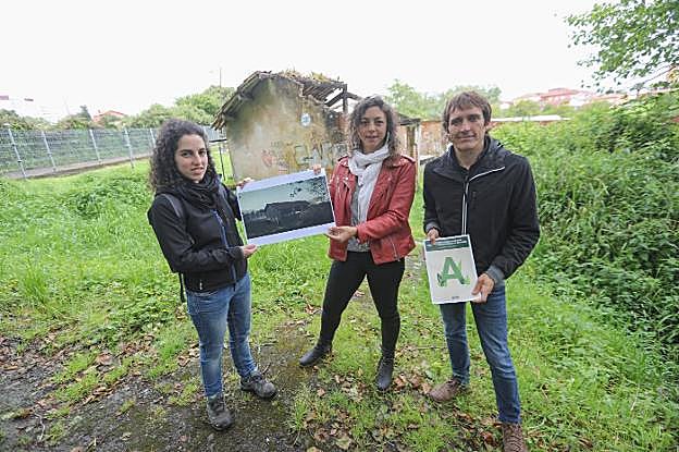 Llarina González, Tania González y Primitivo Abella, en Valparaíso. 