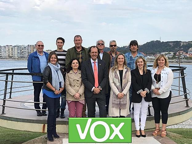 Hevia e integrantes de la candidatura, en la Peñona. 