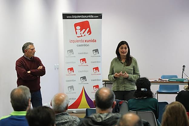 Yasmina Triguero se reunió ayer con los vecinos de Raíces. 