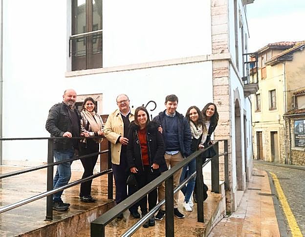 José Manuel Puente con su equipo, en Grado. 