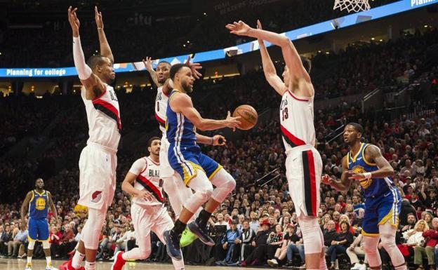 Stephen Curry, rodeado de rivales, durante el tercer partido de la final de la Conferencia Oeste.