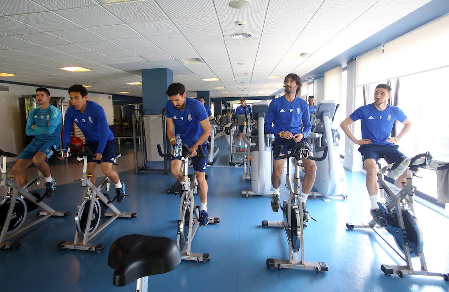 Los jugadores del Real Oviedo cambiaron este lunes El Requexón por las instalaciones del Balneario Las Caldas Villatermal