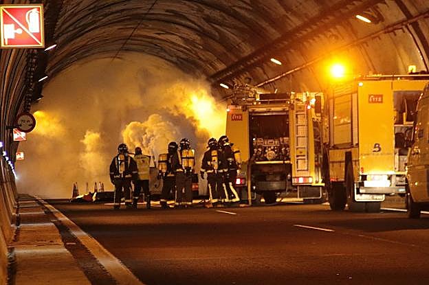 Simulacro de incendio en el túnel de El Fabar, realizado para cumplir la directiva de la UE. 