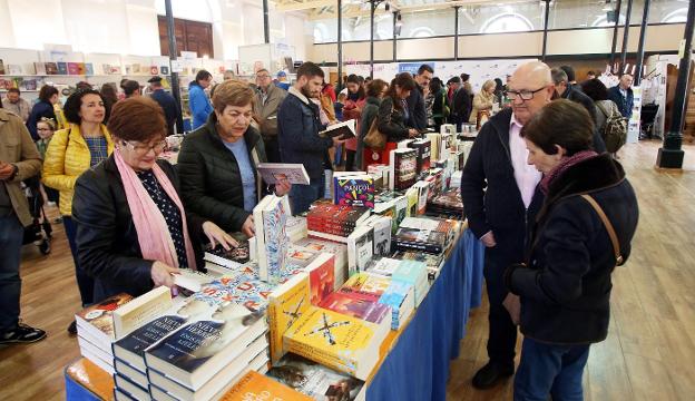 Visitantes en LibrOviedo, que cerró ayer sus puertas con un nuevo éxito de visitas y ventas en Trascorrales. 