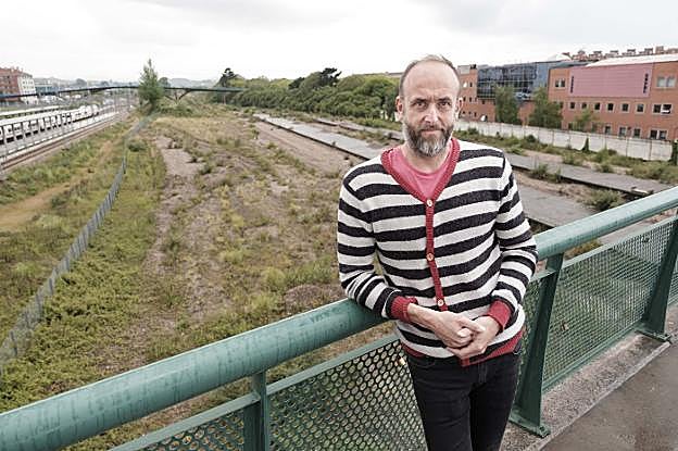 Alonso, ante los terrenos del 'solarón', donde propone crear un gran parque de ocio. 