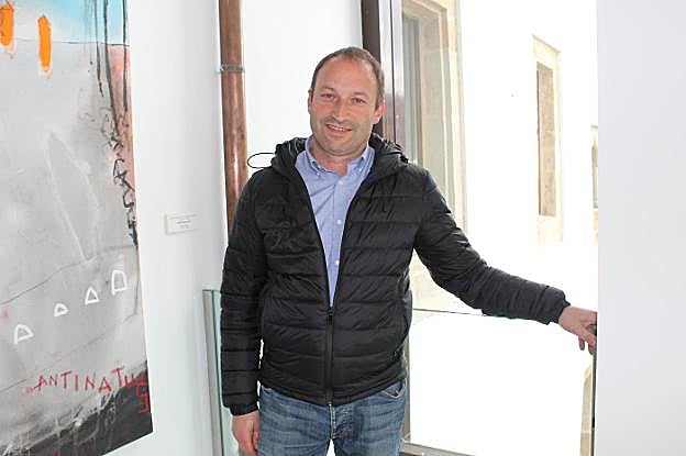 Andrés Buznego, candidato del PP a la Alcaldía de Villaviciosa, en la Casa de los Hevia. 