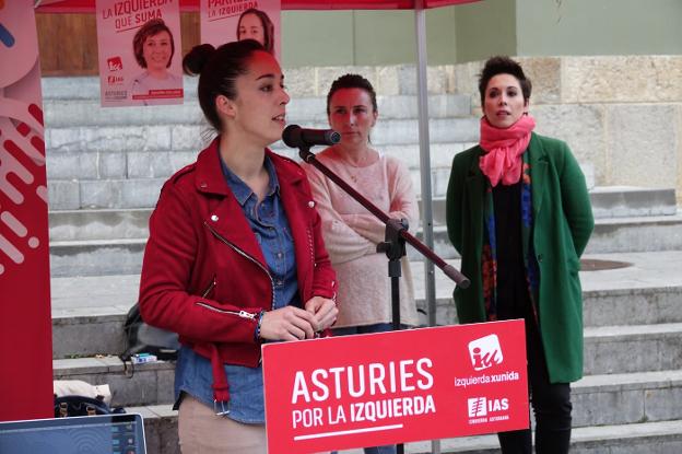 La candidata Silvia Iglesias en el acto de Arriondas. :: CUETO