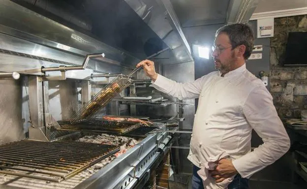 Abel Álvarez, cocinero del Güeyu Mar, de Ribadesella, uno de los cien mejores restaurantes de Europa, según la guía OAD