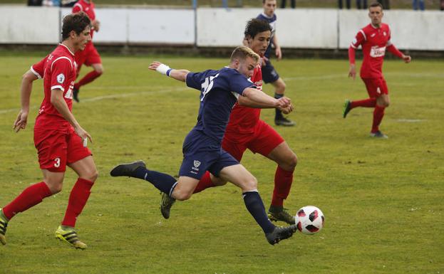 Una jugada en el partido del Marino frente al Praviano de este domingo.