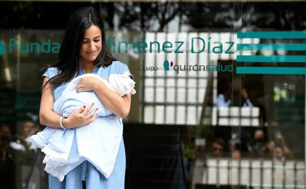 La candidata Ciudadanos a la alcaldía de Madrid, Begoña Villacís, junto a su hija recién nacida, Inés, a su salida de la Fundación Jimenez Díaz.