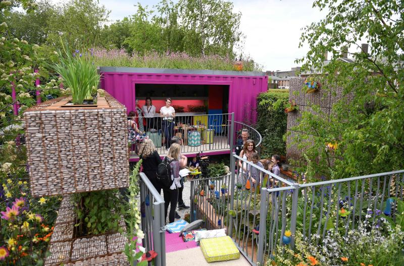 Ni la Reina de Inglaterra ha querido perderse el gran espectáculo del festival de flores y jardines más importante del mundo, que se celebra en la localidad británica de Chelsea. Impulsado en 1913 por la Real Sociedad de Horticultura, cuenta con más de 500 expositores y cada año supera los 160.000 visitantes. 