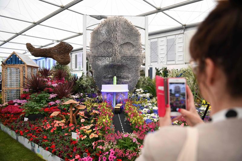 Ni la Reina de Inglaterra ha querido perderse el gran espectáculo del festival de flores y jardines más importante del mundo, que se celebra en la localidad británica de Chelsea. Impulsado en 1913 por la Real Sociedad de Horticultura, cuenta con más de 500 expositores y cada año supera los 160.000 visitantes. 