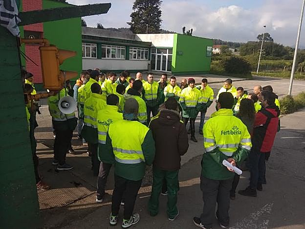 Los trabajadores, concentrados ayer por la mañana. 