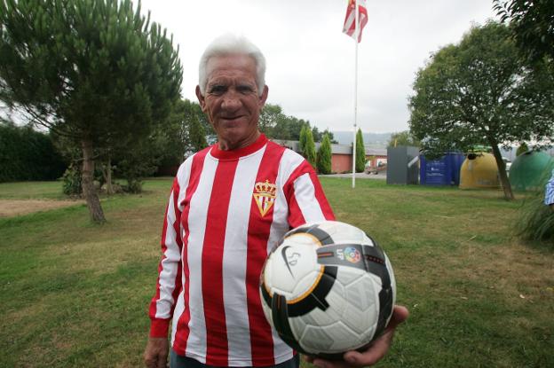 Miguel Montes posa en Mareo en 2009 con una camiseta del Sporting similar a la que visitió en su etapa como jugador rojiblanco. 