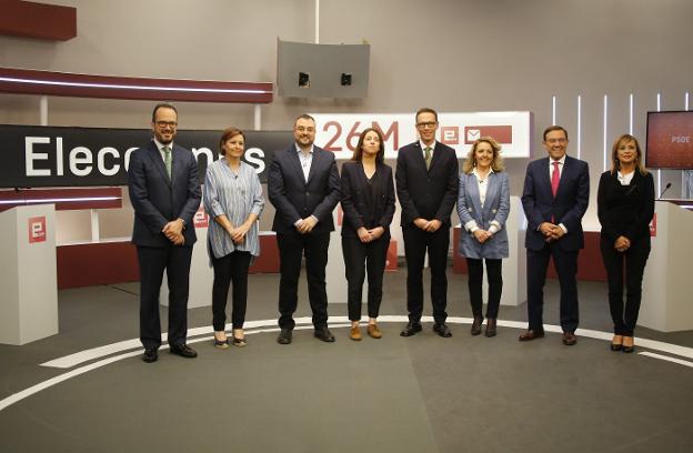 Ignacio Blanco, Carmen Moriyón, Adrián Barbón, Lorena Gil, Nacho Monserrat, Teresa Mallada, Juan Vázquez y Ángela Vallina, ayer, en el plató de la RTPA. 