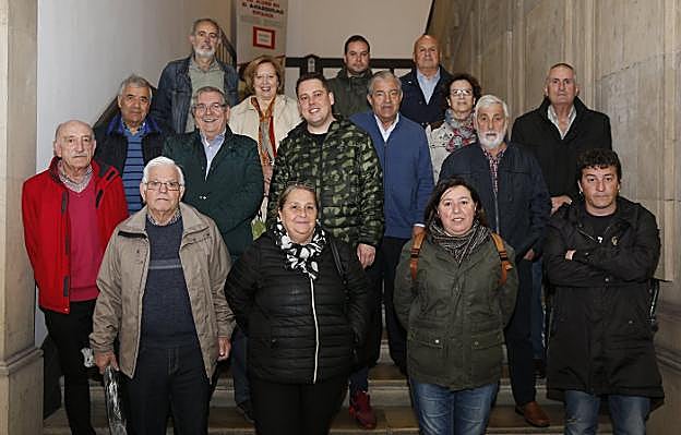 En primera fila, de izda a dcha, Floro Martín (Laviada), Jacobo Freire y Pilar Ruiloba (Ceares), Maite Martín (Centro) y Víctor Díaz(El Coto). Detrás, Alejandro Romero (Contrueces), Iván Suárez (Viesques), Tita Caravera (La Arena), Sergio Álvarez (Cimavilla), Joaquín Castillo (Jove), Carmen Rodríguez (Nuevo Gijón), Esteban Calleja (Pumarín)y Christian Guisado (El Coto). Al fondo, Manuel Cañete (El Polígono), José Luis Fernández (Nuevo Gijón) y José Luis Ordiz (Moreda); en el Antiguo Instituto. 