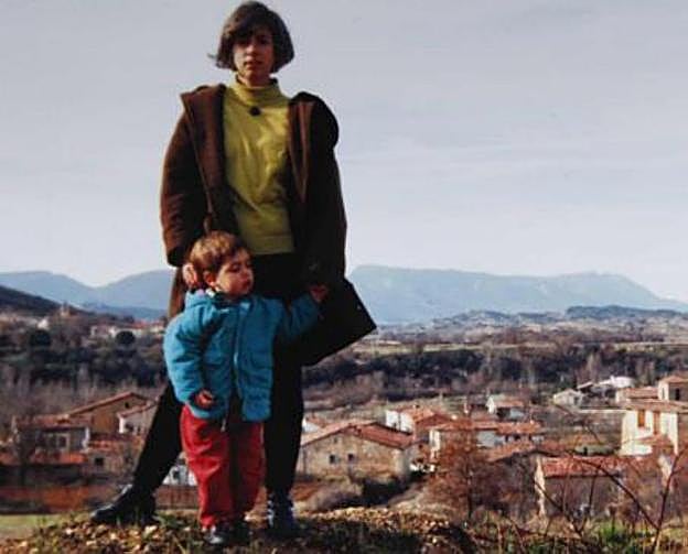 Con su hijo. La candidata junto a su hijo en el pueblo de su madre, Montejo de Cebas, en 1990. 
