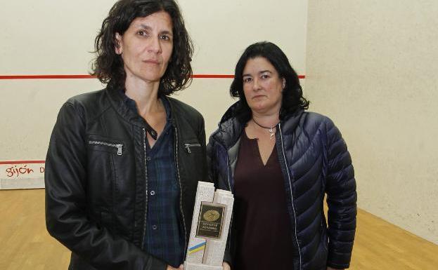 Elisabet Sadó, con su trofeo, y Maribel Toyos. 