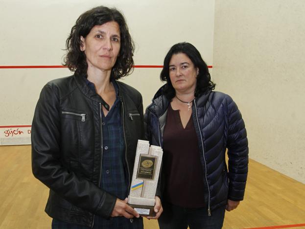 Elisabet Sadó, con su trofeo, y Maribel Toyos. 