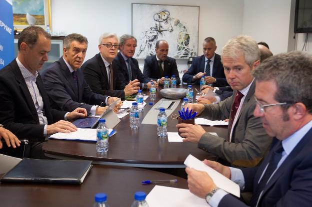 El director general de Fade, Alberto González, primero por la izquierda, en el encuentro de los empresarios del noroeste en Zamora. 