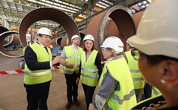 La ministra de Industria, Reyes Maroto, durante la visita a las instalaciones de Tadarsa Eólica, en Avilés.