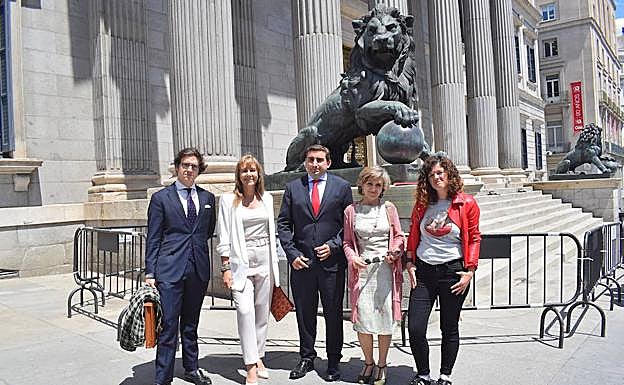 Los diputados asturianos Luisa Carcedo y Roberto García Morís (PSOE), Sofía Castañón (Unidas Podemos), Paloma Gázquez (PP) y José María Figaredo (Vox).