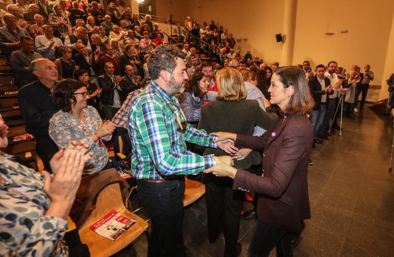 Una visita a las instalaciones de Tadarsa Eólica, una reunión con el comité de empresa de Alcoa y un acto político en Los Canapés han ocupado la agenda de la ministra de Industria en Avilés. Reyes Maroto ha estado acompañada del candidato del PSOE a la Presidencia regional, Adrián Barbón.