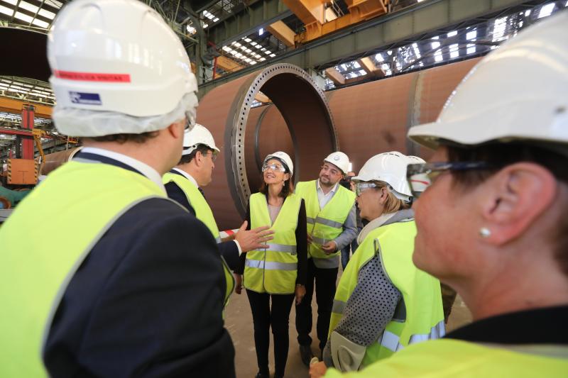 Una visita a las instalaciones de Tadarsa Eólica, una reunión con el comité de empresa de Alcoa y un acto político en Los Canapés han ocupado la agenda de la ministra de Industria en Avilés. Reyes Maroto ha estado acompañada del candidato del PSOE a la Presidencia regional, Adrián Barbón.