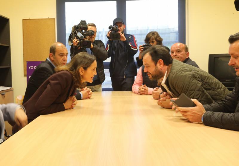 Una visita a las instalaciones de Tadarsa Eólica, una reunión con el comité de empresa de Alcoa y un acto político en Los Canapés han ocupado la agenda de la ministra de Industria en Avilés. Reyes Maroto ha estado acompañada del candidato del PSOE a la Presidencia regional, Adrián Barbón.