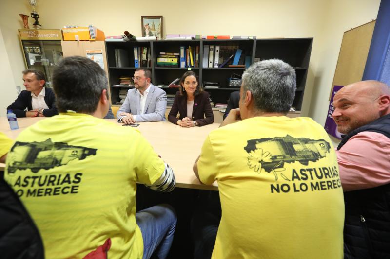 Una visita a las instalaciones de Tadarsa Eólica, una reunión con el comité de empresa de Alcoa y un acto político en Los Canapés han ocupado la agenda de la ministra de Industria en Avilés. Reyes Maroto ha estado acompañada del candidato del PSOE a la Presidencia regional, Adrián Barbón.