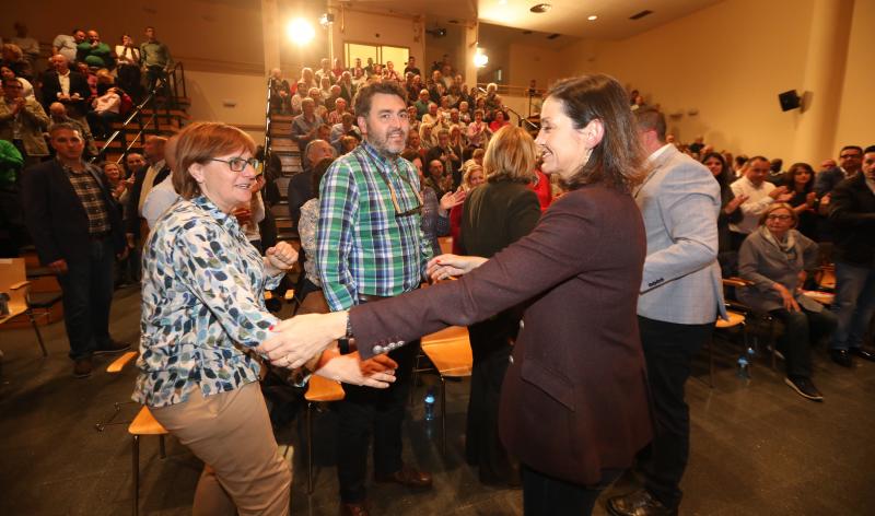 Una visita a las instalaciones de Tadarsa Eólica, una reunión con el comité de empresa de Alcoa y un acto político en Los Canapés han ocupado la agenda de la ministra de Industria en Avilés. Reyes Maroto ha estado acompañada del candidato del PSOE a la Presidencia regional, Adrián Barbón.